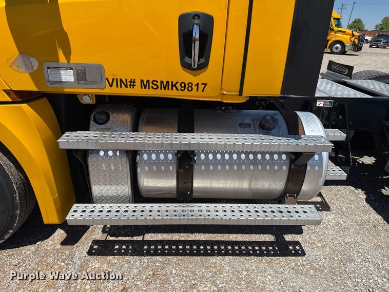 image for item ET6131 2021 Freightliner Cascadia 126 semi truck
