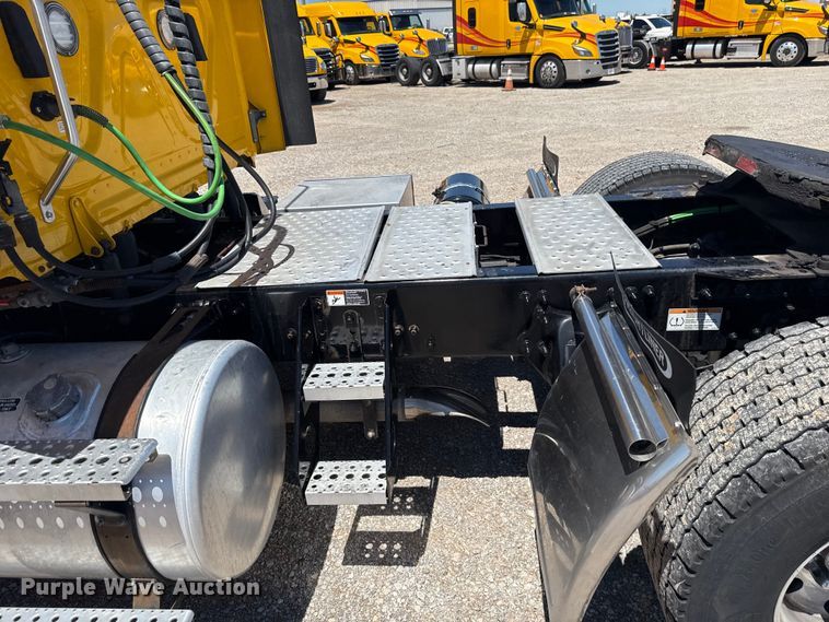 image for item ET6131 2021 Freightliner Cascadia 126 semi truck
