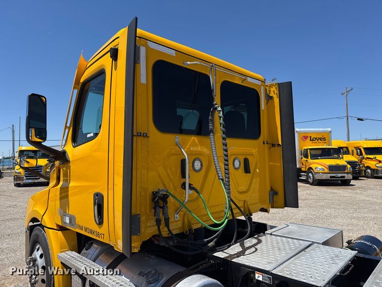image for item ET6131 2021 Freightliner Cascadia 126 semi truck
