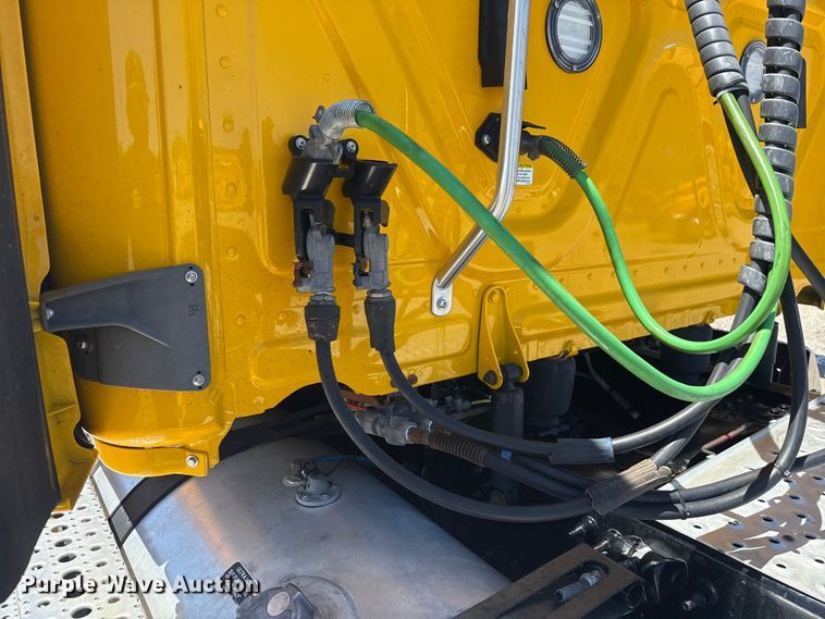 image for item ET6131 2021 Freightliner Cascadia 126 semi truck