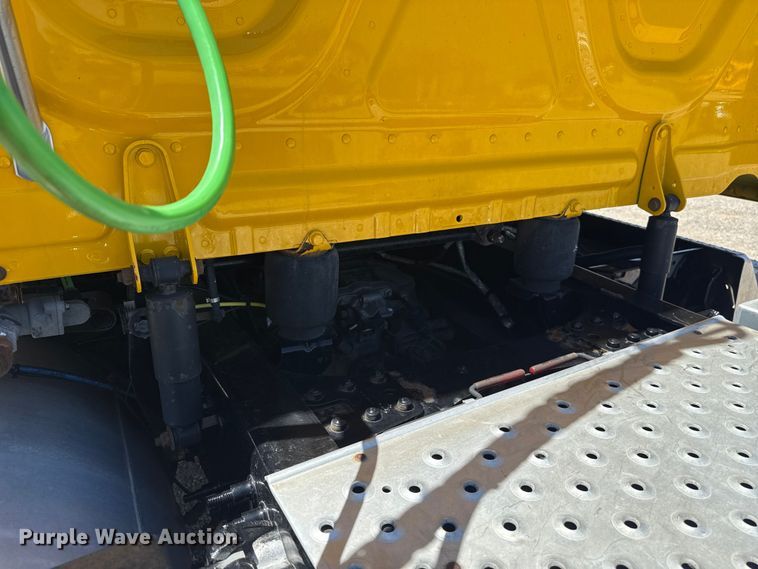 image for item ET6131 2021 Freightliner Cascadia 126 semi truck