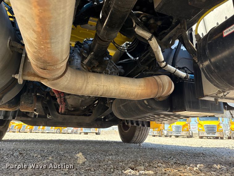 image for item ET6131 2021 Freightliner Cascadia 126 semi truck