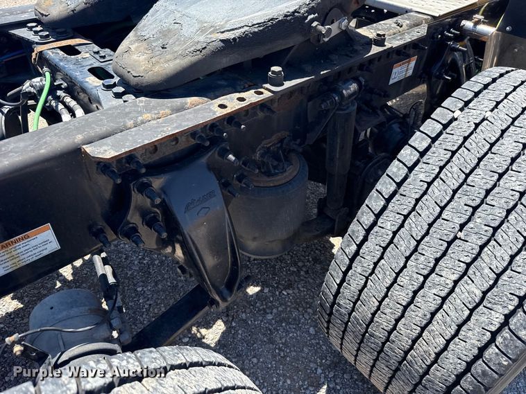 image for item ET6131 2021 Freightliner Cascadia 126 semi truck