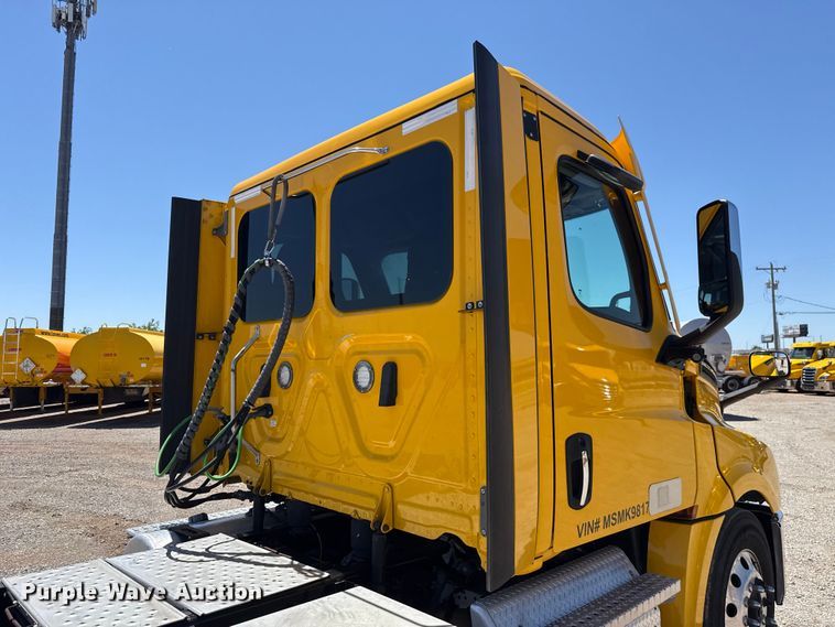 image for item ET6131 2021 Freightliner Cascadia 126 semi truck