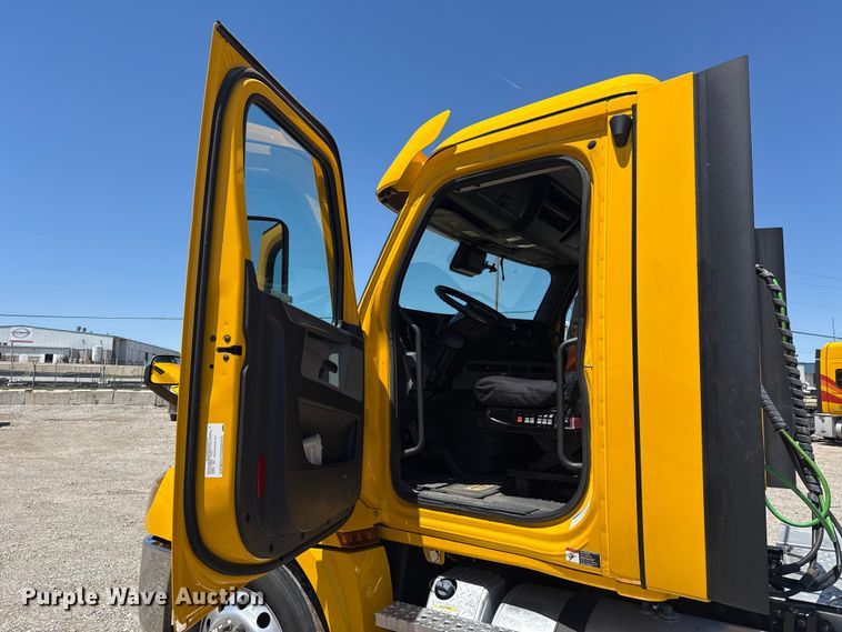 image for item ET6131 2021 Freightliner Cascadia 126 semi truck