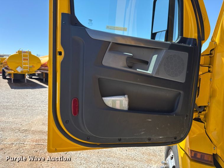 image for item ET6131 2021 Freightliner Cascadia 126 semi truck