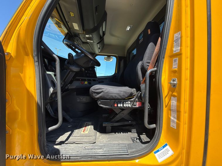 image for item ET6131 2021 Freightliner Cascadia 126 semi truck
