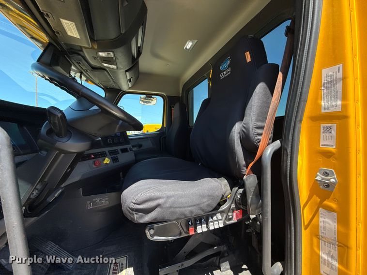image for item ET6131 2021 Freightliner Cascadia 126 semi truck