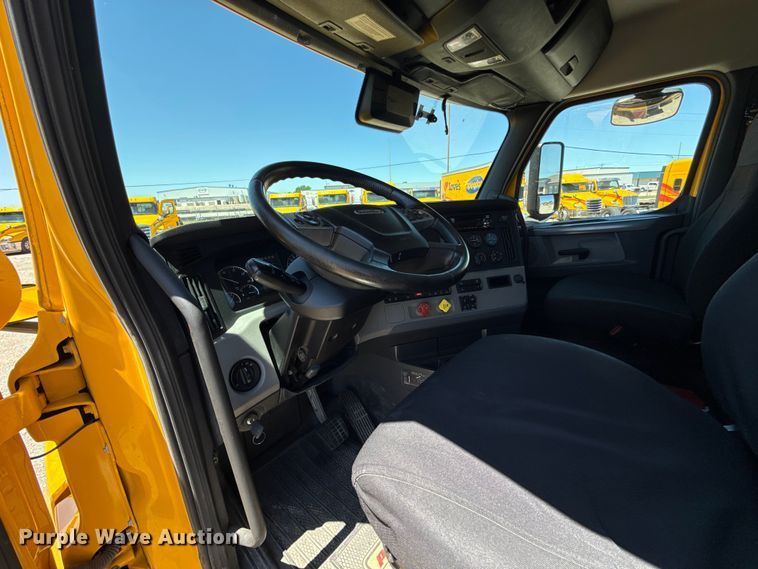 image for item ET6131 2021 Freightliner Cascadia 126 semi truck