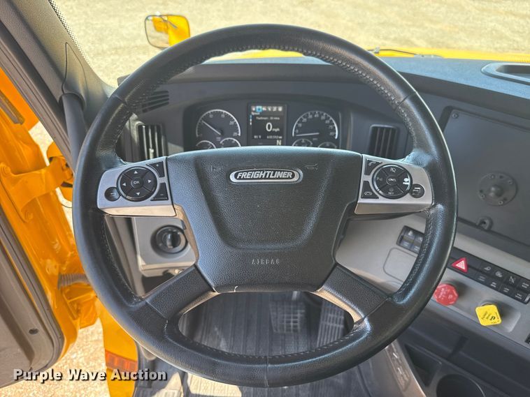 image for item ET6131 2021 Freightliner Cascadia 126 semi truck