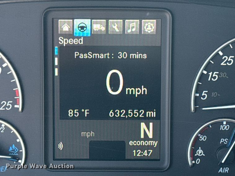image for item ET6131 2021 Freightliner Cascadia 126 semi truck
