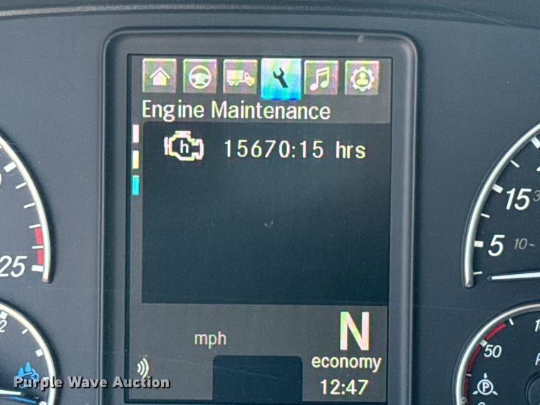 image for item ET6131 2021 Freightliner Cascadia 126 semi truck