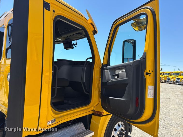 image for item ET6131 2021 Freightliner Cascadia 126 semi truck