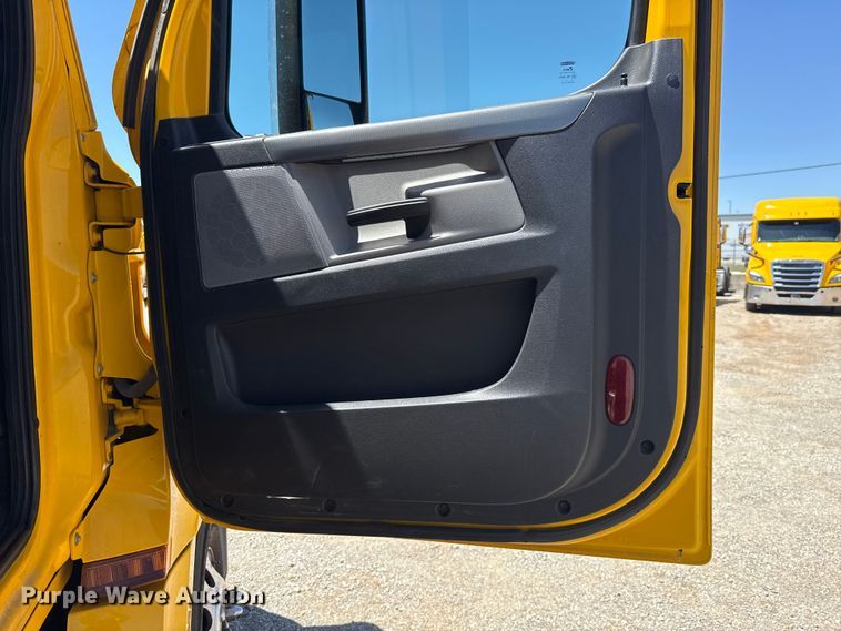 image for item ET6131 2021 Freightliner Cascadia 126 semi truck