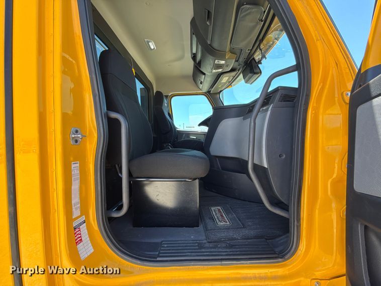 image for item ET6131 2021 Freightliner Cascadia 126 semi truck