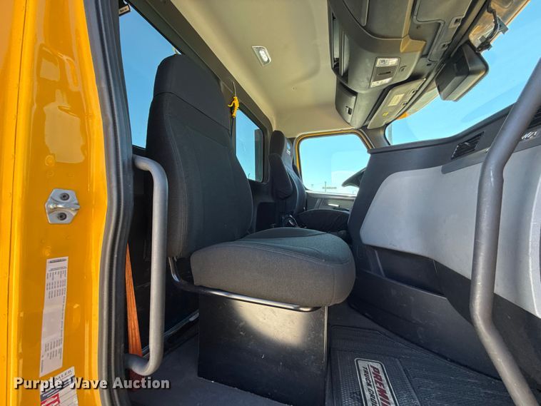 image for item ET6131 2021 Freightliner Cascadia 126 semi truck