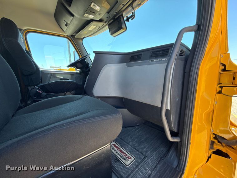 image for item ET6131 2021 Freightliner Cascadia 126 semi truck