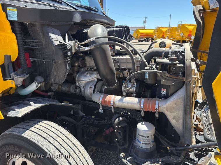 image for item ET6131 2021 Freightliner Cascadia 126 semi truck
