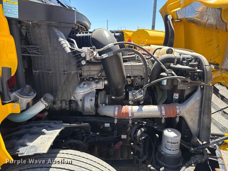image for item ET6131 2021 Freightliner Cascadia 126 semi truck