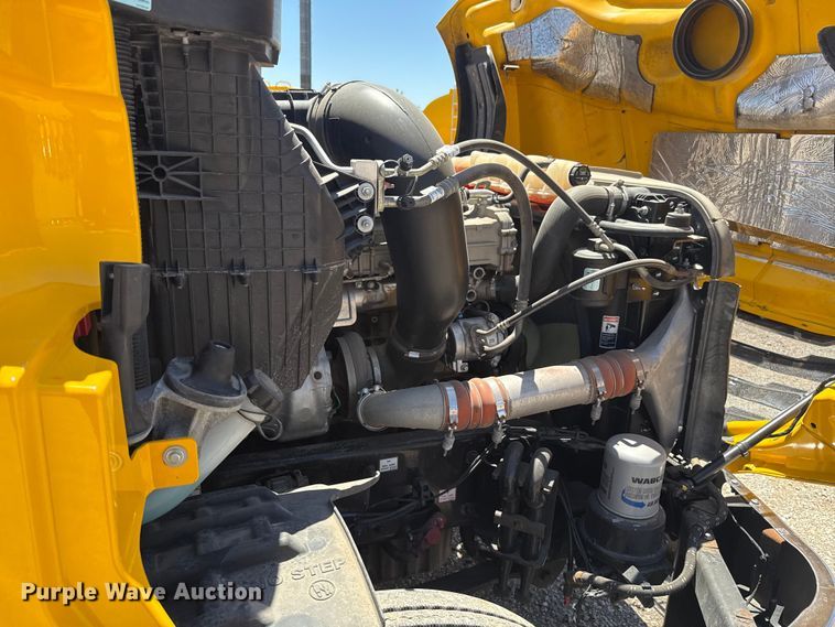 image for item ET6131 2021 Freightliner Cascadia 126 semi truck