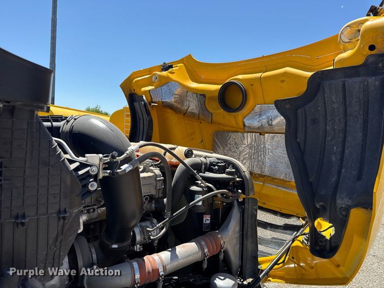 image for item ET6131 2021 Freightliner Cascadia 126 semi truck