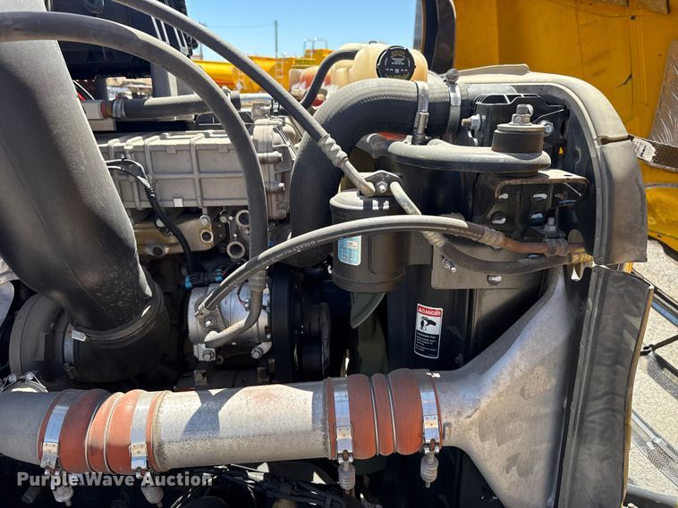 image for item ET6131 2021 Freightliner Cascadia 126 semi truck