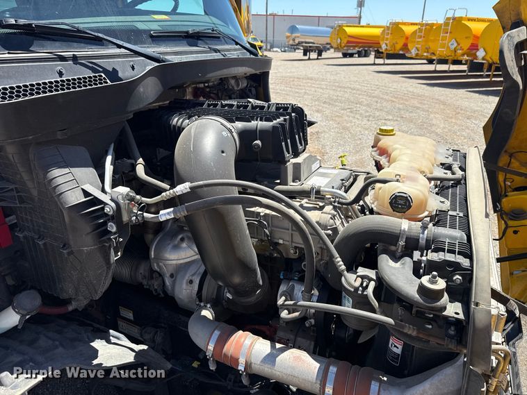 image for item ET6131 2021 Freightliner Cascadia 126 semi truck