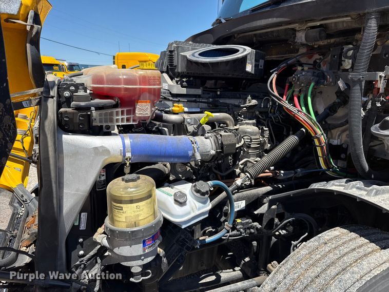 image for item ET6131 2021 Freightliner Cascadia 126 semi truck