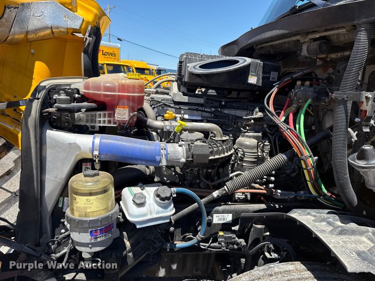 image for item ET6131 2021 Freightliner Cascadia 126 semi truck