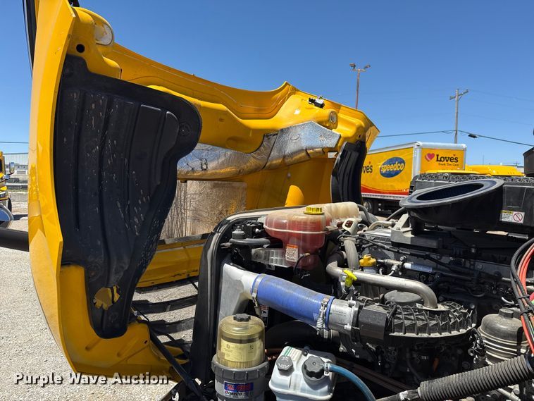 image for item ET6131 2021 Freightliner Cascadia 126 semi truck