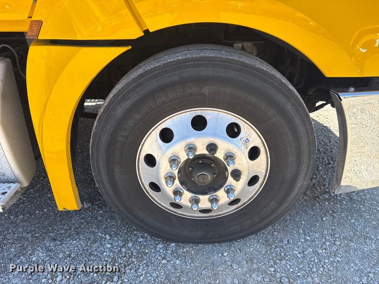 image for item ET6131 2021 Freightliner Cascadia 126 semi truck
