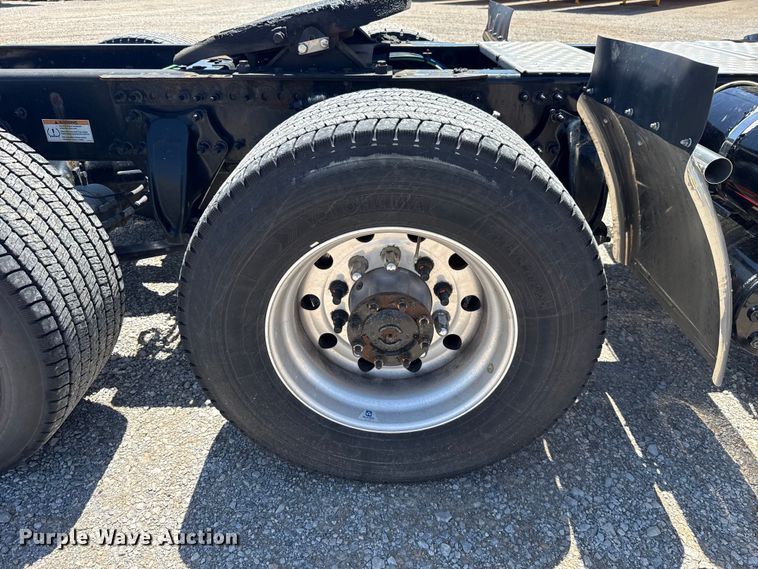 image for item ET6131 2021 Freightliner Cascadia 126 semi truck