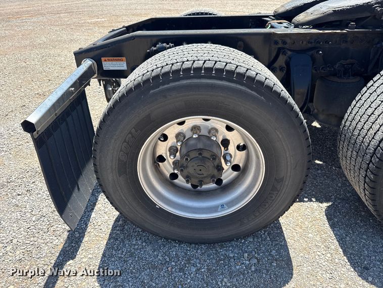 image for item ET6131 2021 Freightliner Cascadia 126 semi truck