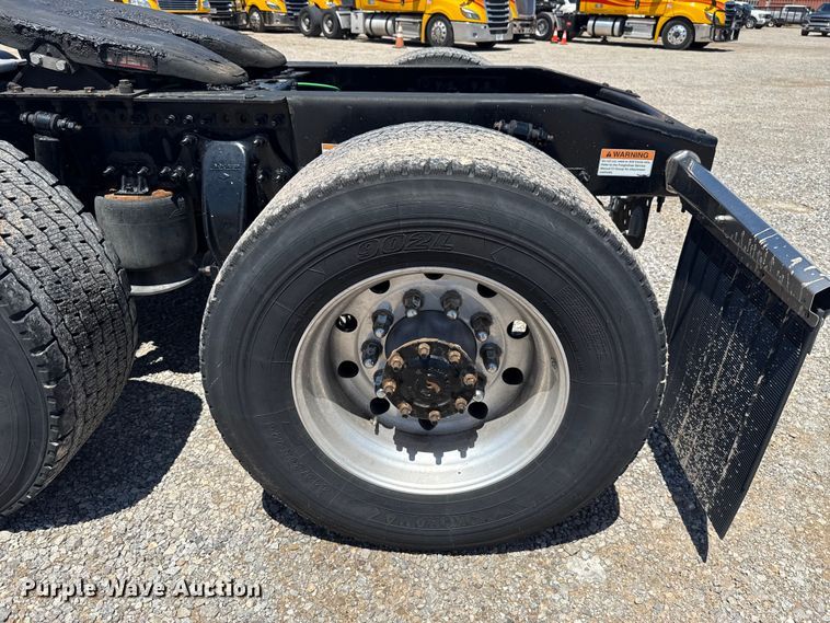 image for item ET6131 2021 Freightliner Cascadia 126 semi truck