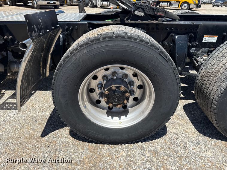 image for item ET6131 2021 Freightliner Cascadia 126 semi truck