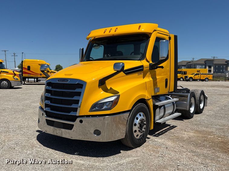 image for item ET6132 2022 Freightliner Cascadia 126 semi truck
