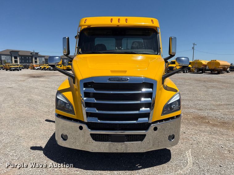 image for item ET6132 2022 Freightliner Cascadia 126 semi truck