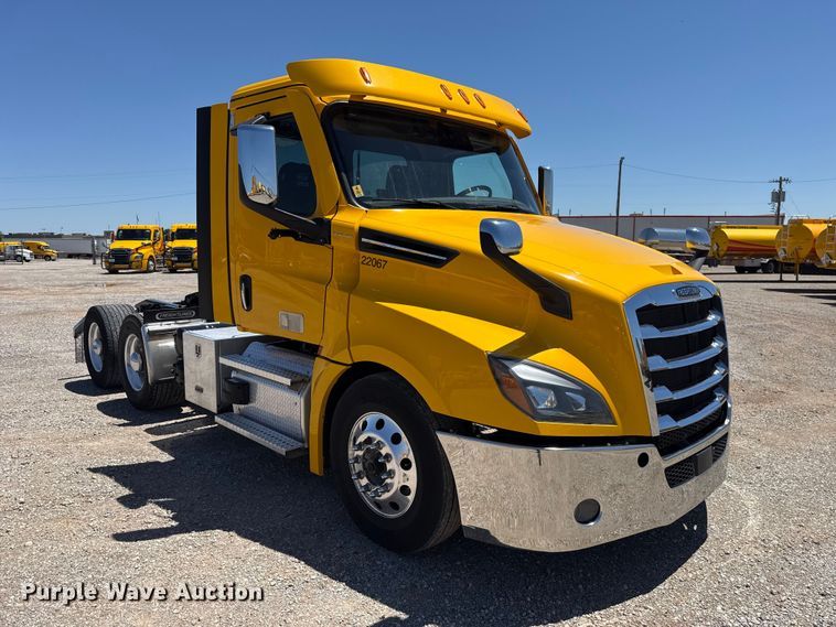 image for item ET6132 2022 Freightliner Cascadia 126 semi truck