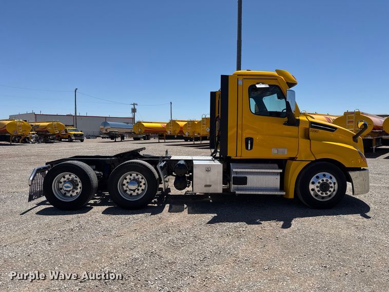 image for item ET6132 2022 Freightliner Cascadia 126 semi truck