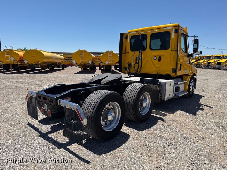 image for item ET6132 2022 Freightliner Cascadia 126 semi truck