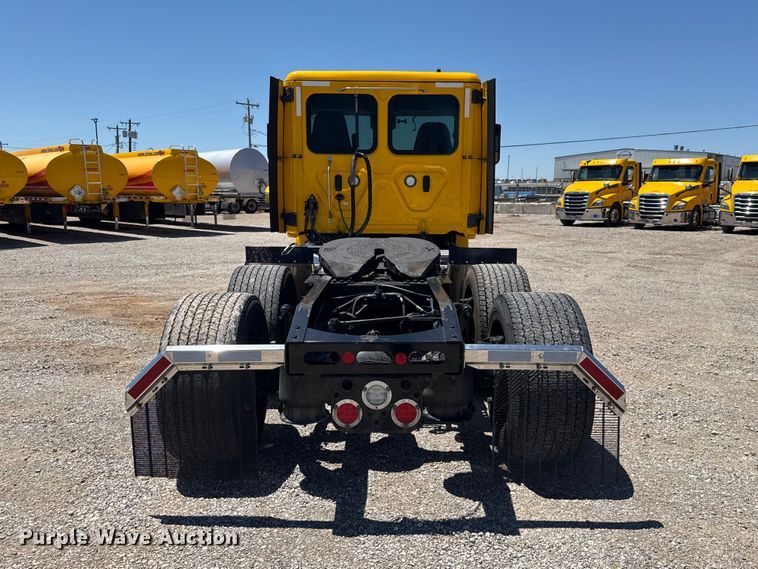 image for item ET6132 2022 Freightliner Cascadia 126 semi truck
