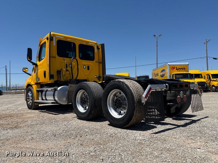 image for item ET6132 2022 Freightliner Cascadia 126 semi truck