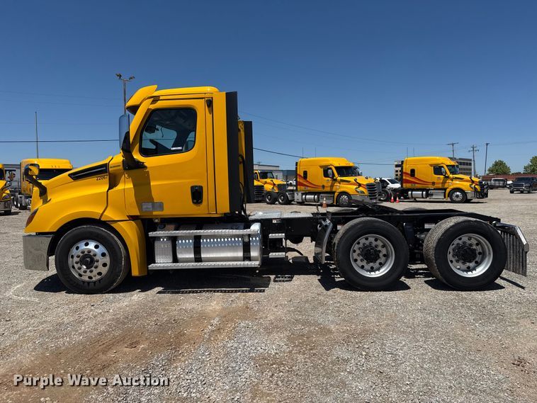 image for item ET6132 2022 Freightliner Cascadia 126 semi truck