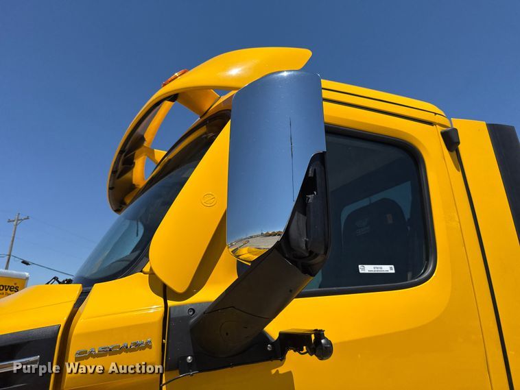 image for item ET6132 2022 Freightliner Cascadia 126 semi truck