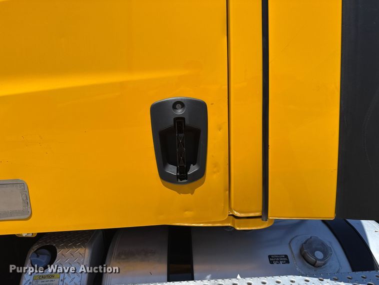 image for item ET6132 2022 Freightliner Cascadia 126 semi truck