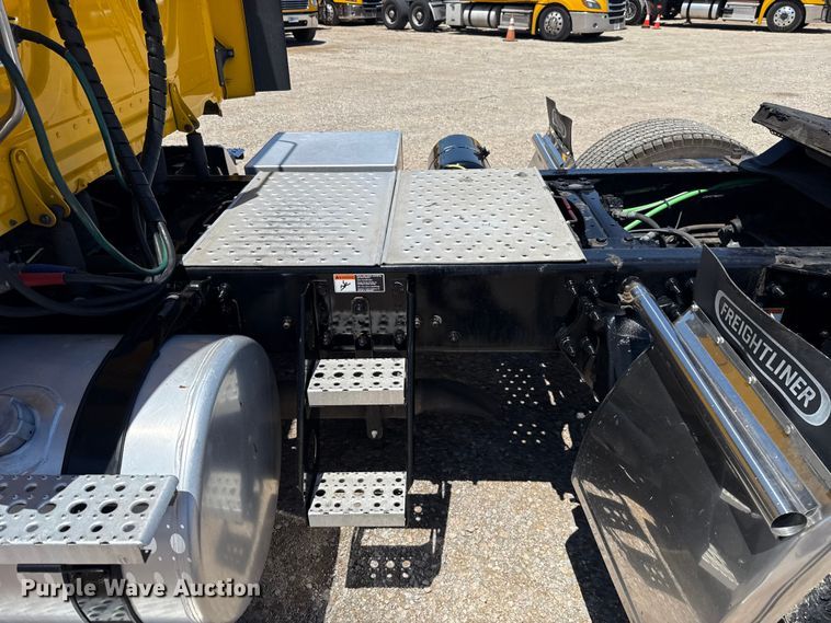 image for item ET6132 2022 Freightliner Cascadia 126 semi truck