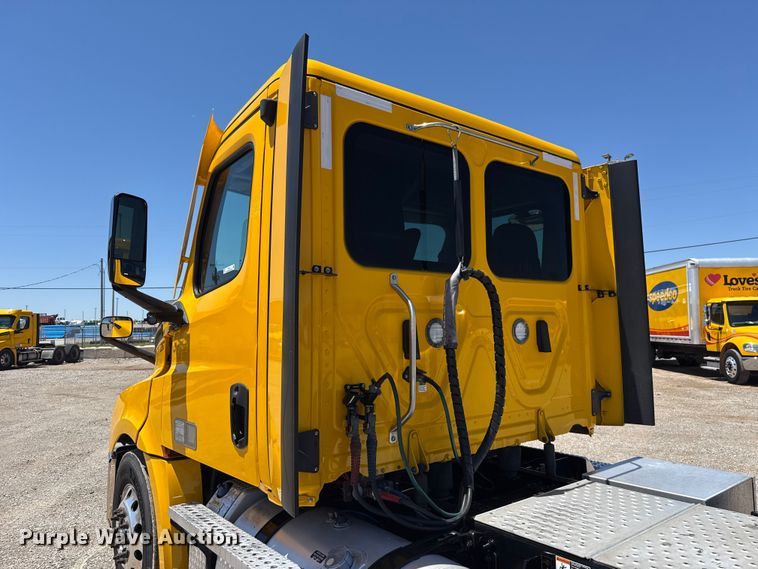image for item ET6132 2022 Freightliner Cascadia 126 semi truck