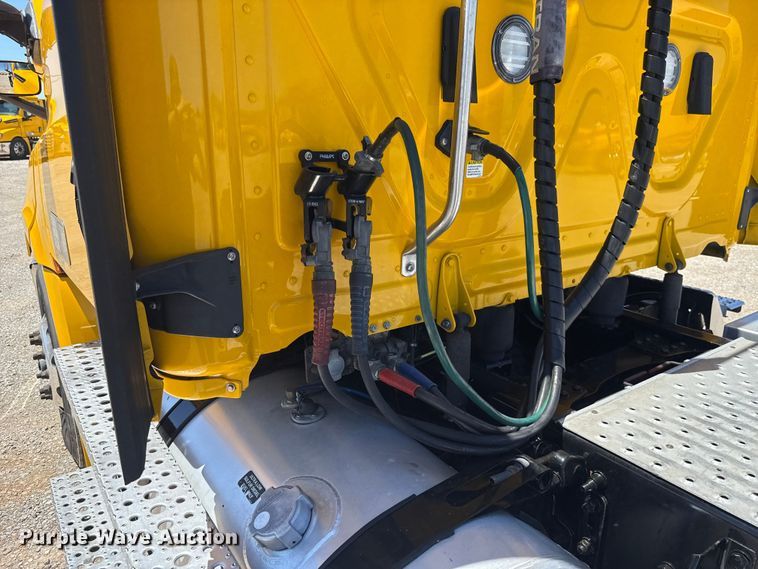 image for item ET6132 2022 Freightliner Cascadia 126 semi truck