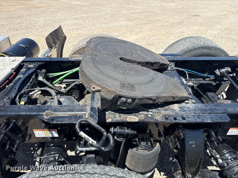 image for item ET6132 2022 Freightliner Cascadia 126 semi truck