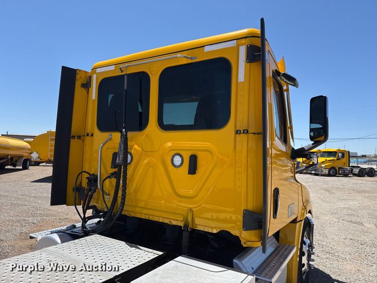 image for item ET6132 2022 Freightliner Cascadia 126 semi truck